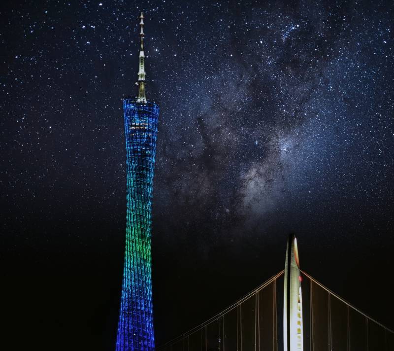 星夜下的彩虹塔