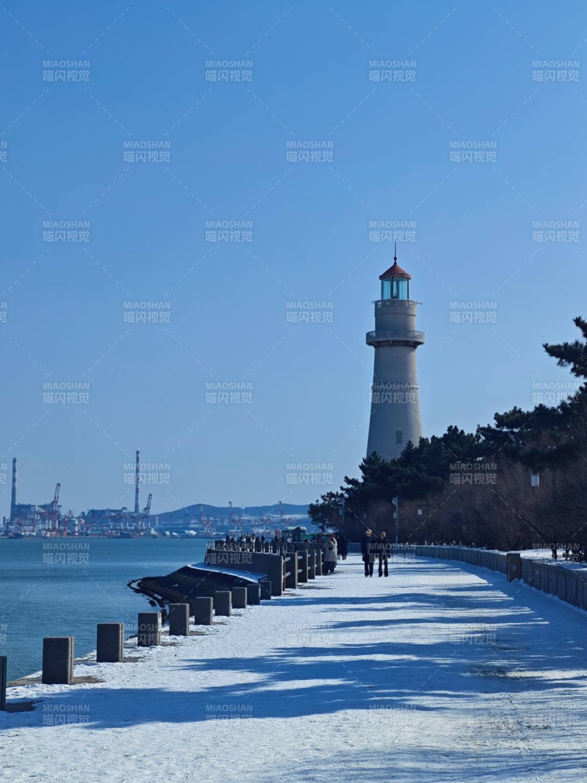 冬日雪景中的燈塔