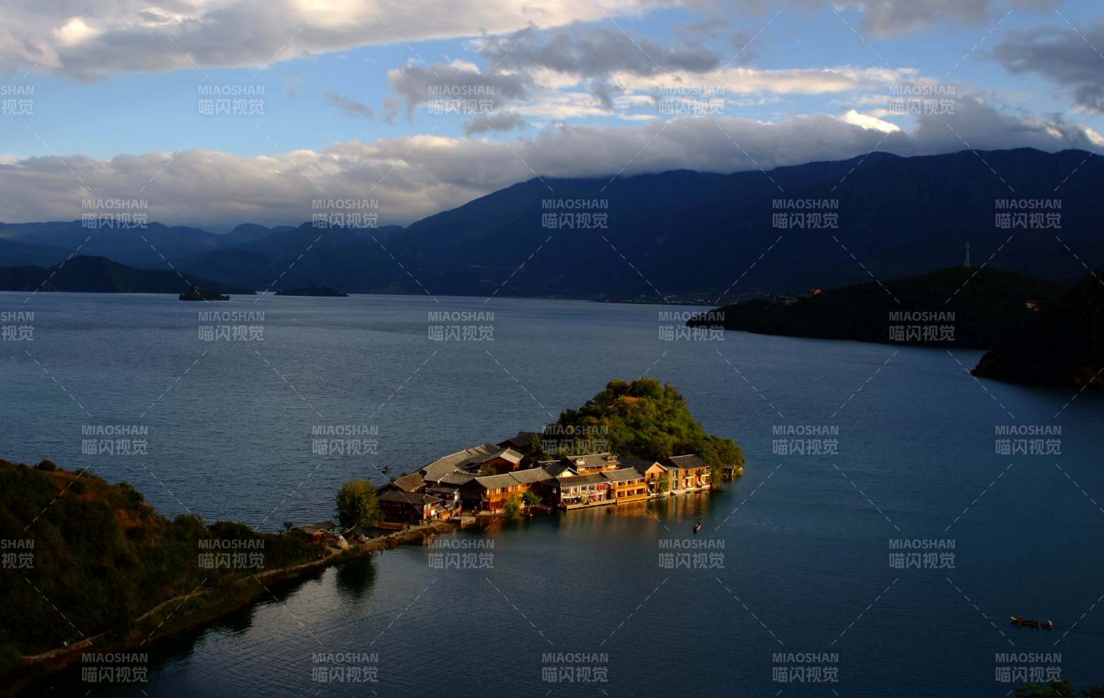 湖畔古村