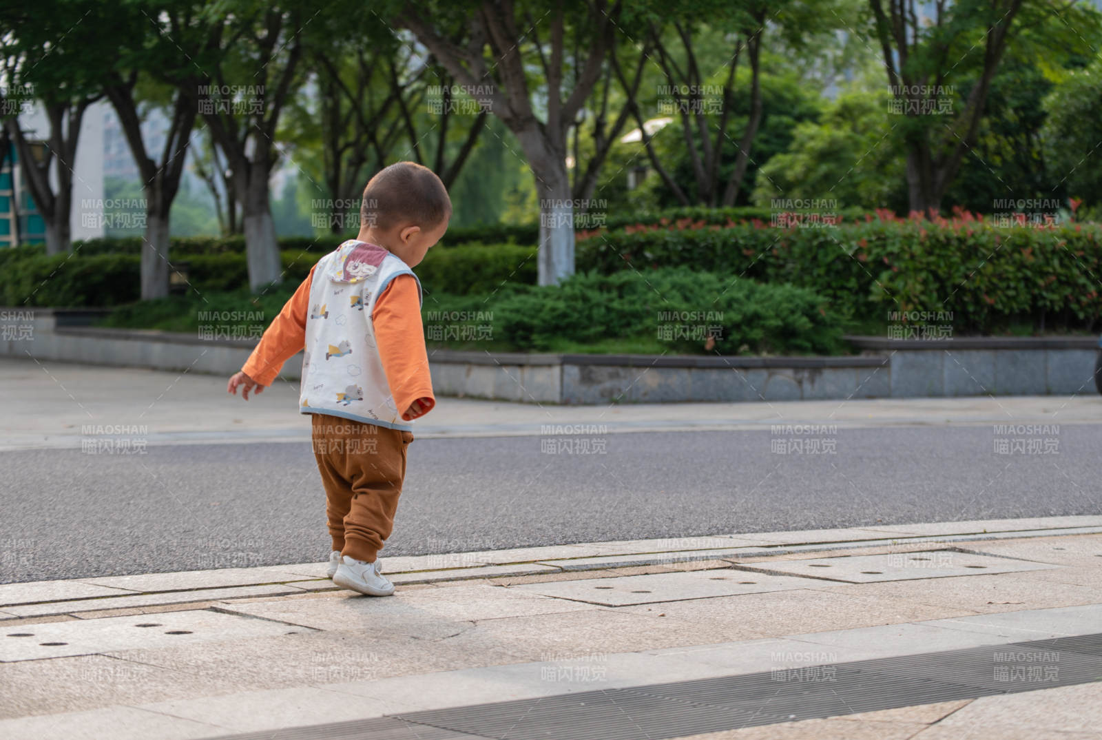小孩獨自過馬路