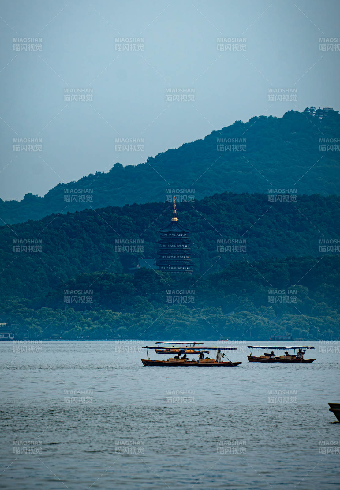 西湖游船與雷峰塔