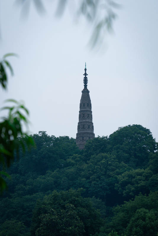 山中的古塔