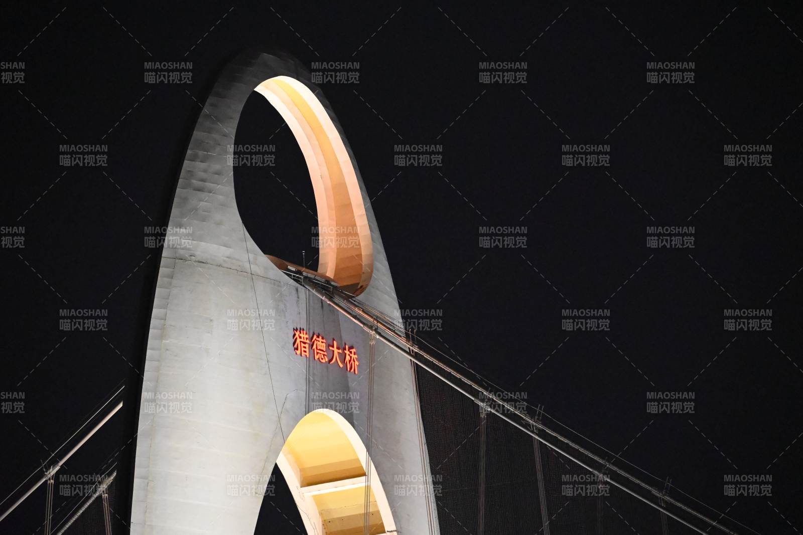 夜色中的橋梁剪影