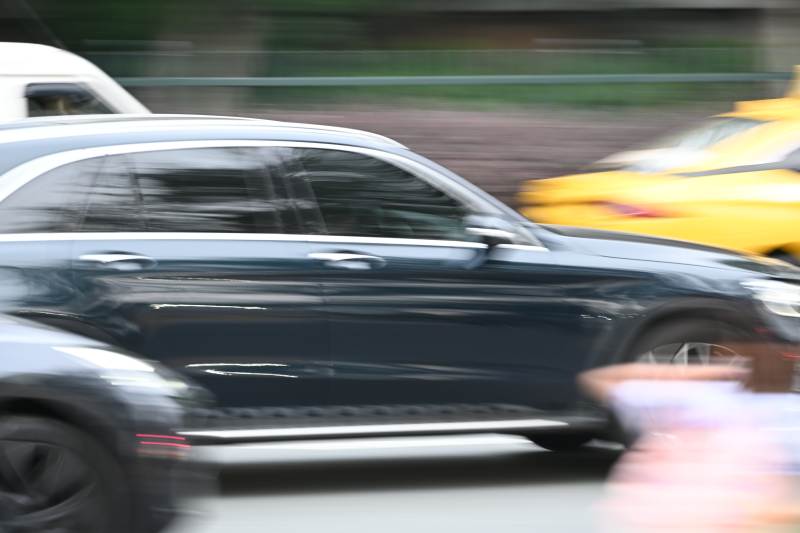 城市街道上的疾馳車(chē)輛