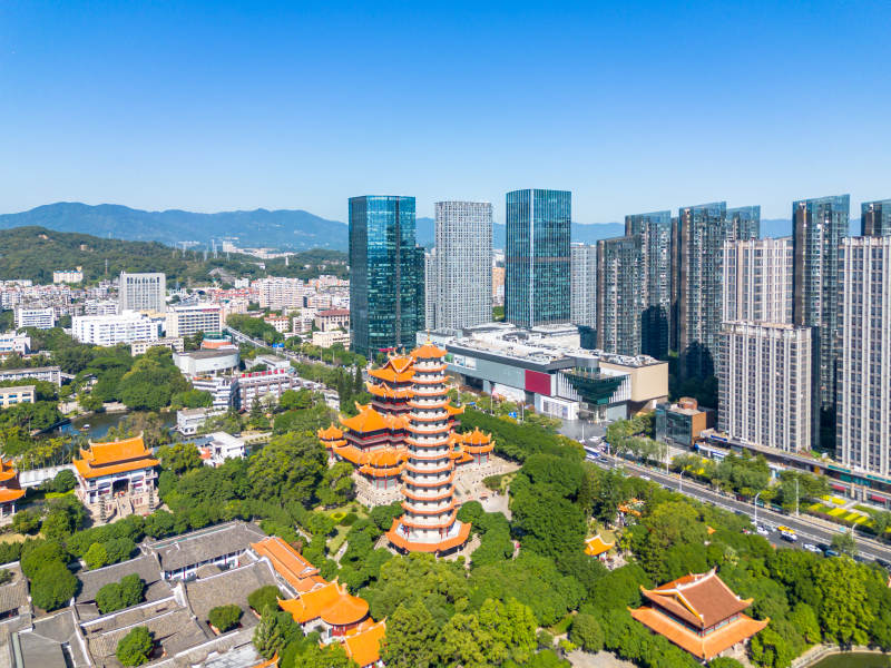 福州西禪寺的古塔與現(xiàn)代建筑