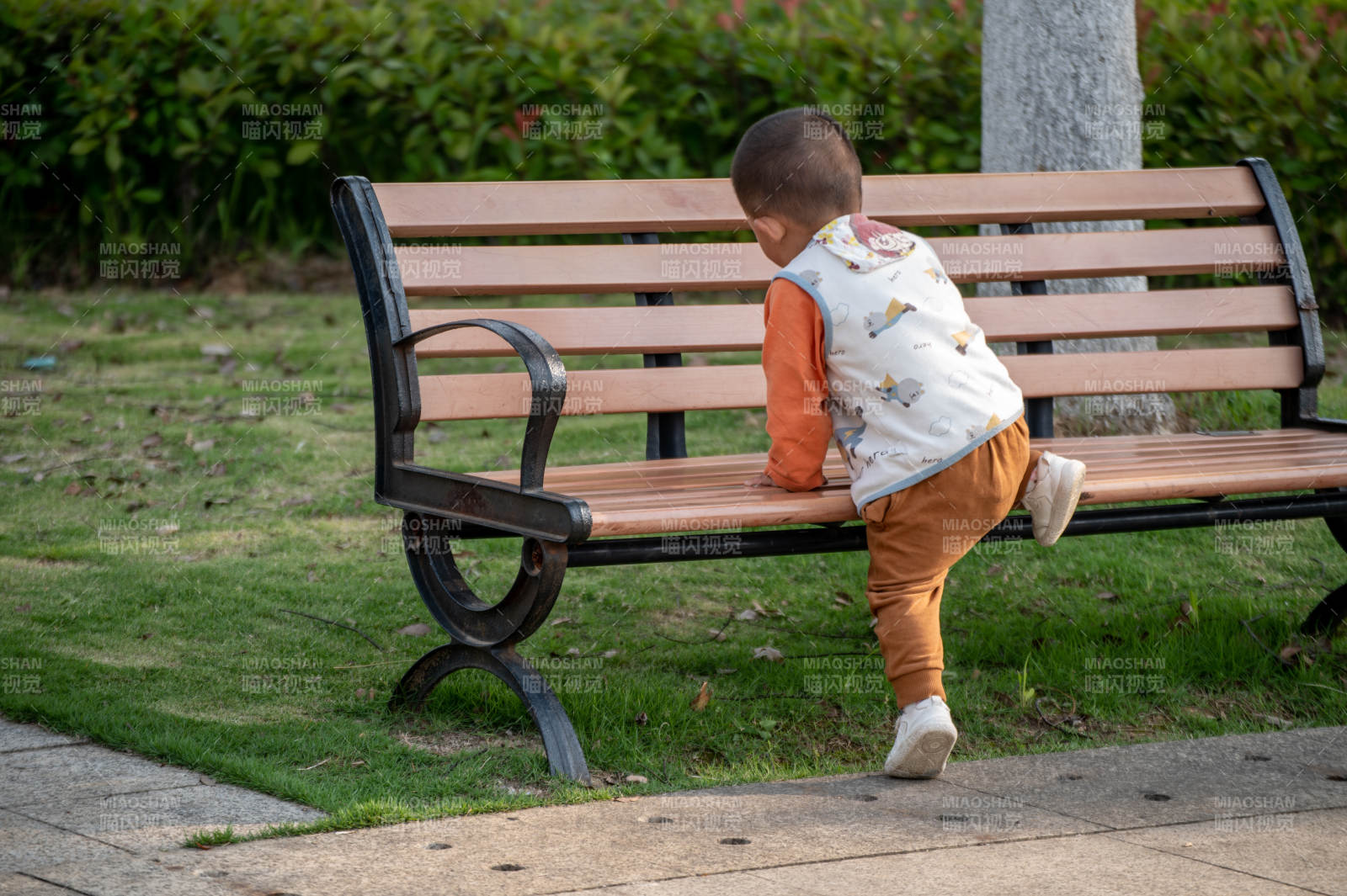 小孩爬公園長椅