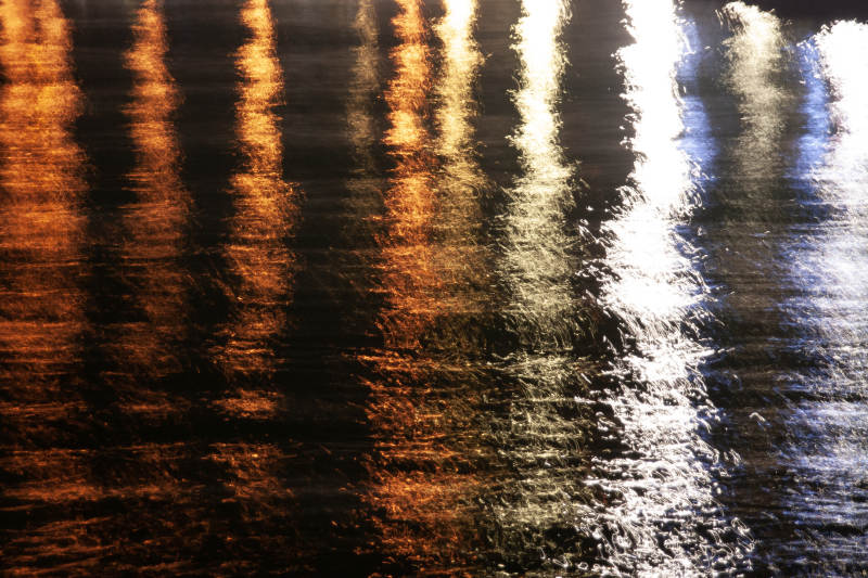 夜色水波光影交錯