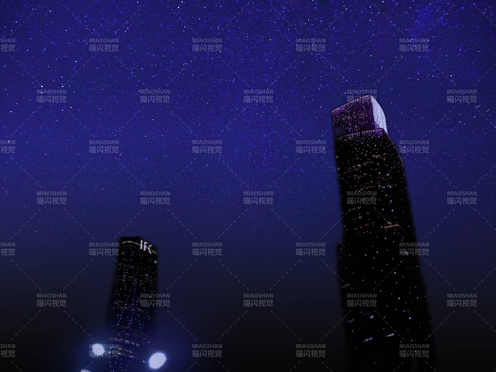 夜空下的摩天大樓
