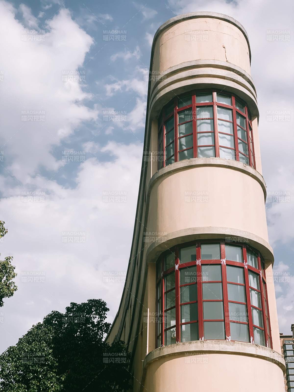 現代建筑的圓柱形塔樓