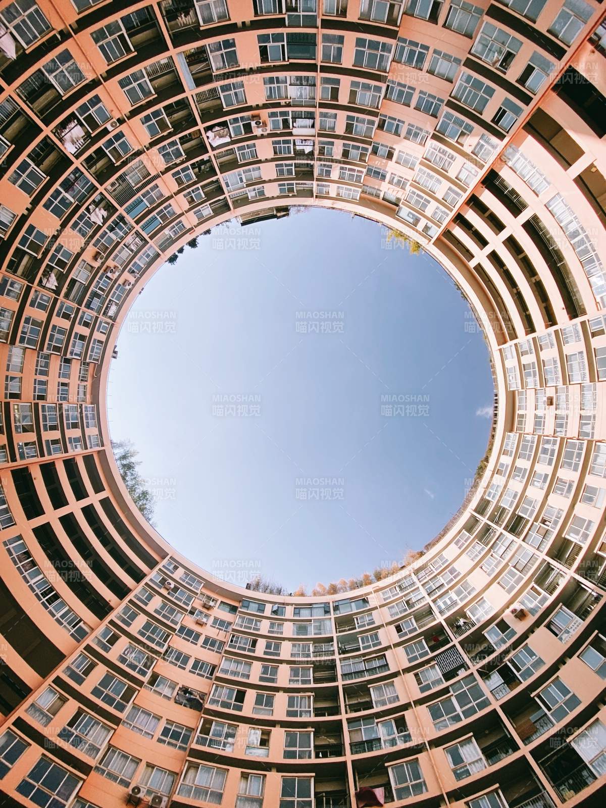 圓形建筑的天空視角