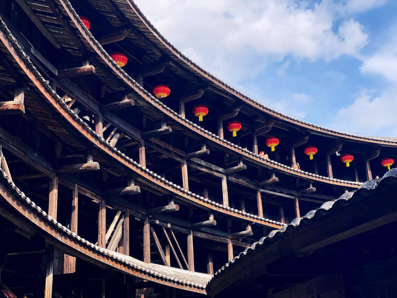 古建筑飛檐下的紅燈籠