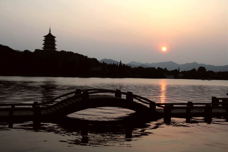 西湖日落 橋影塔輝