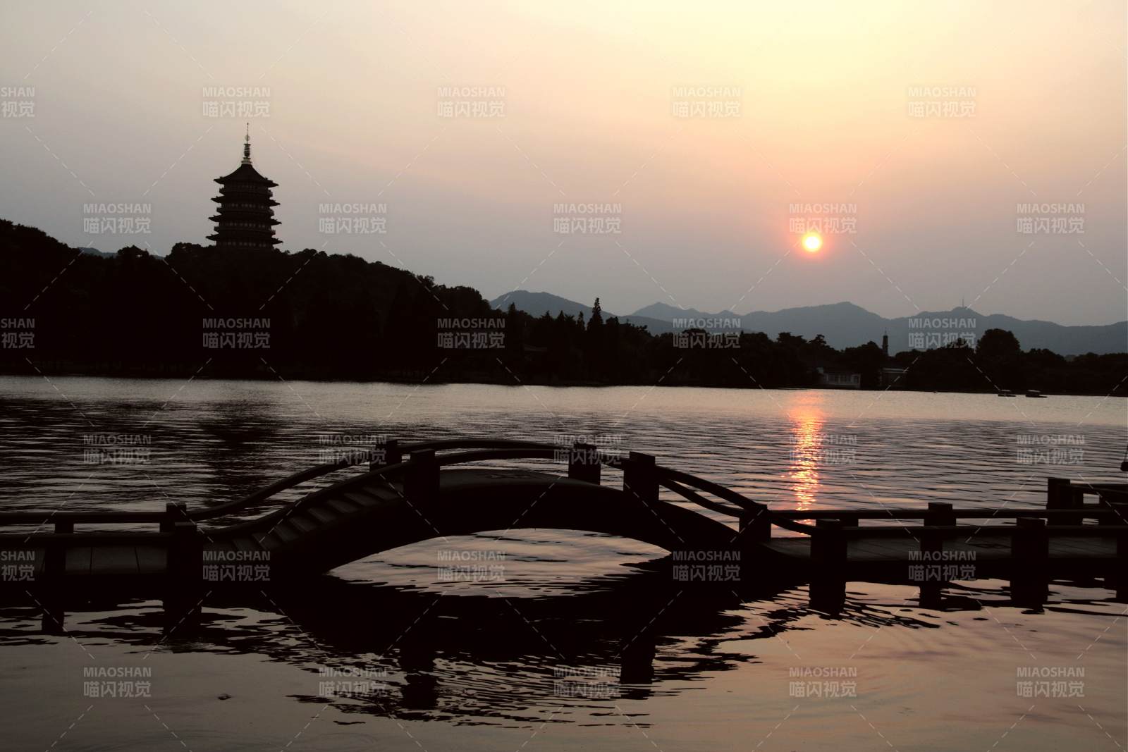 西湖日落 橋影塔輝
