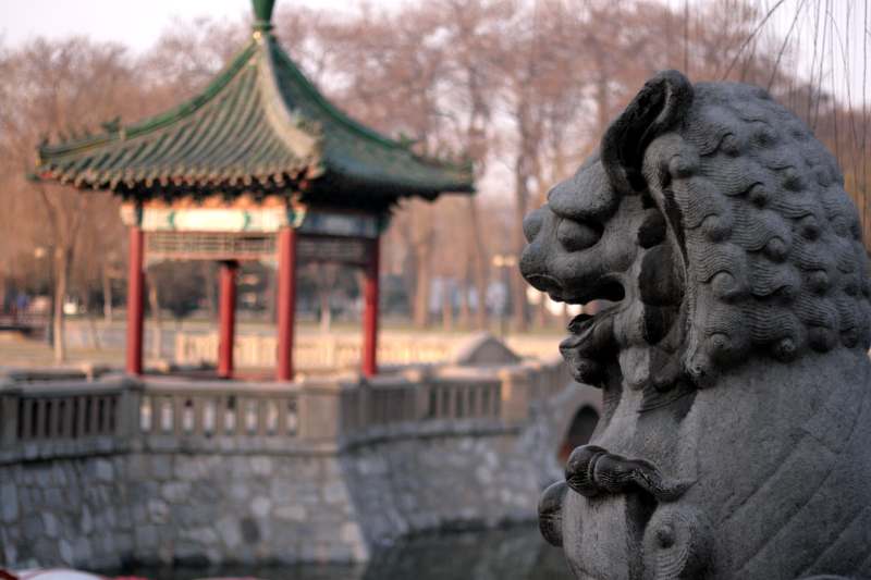 石獅與亭臺靜謐景致