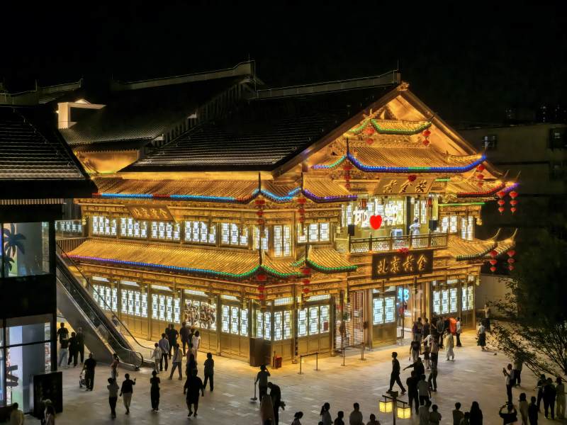 夜景下的傳統建筑燈火輝煌