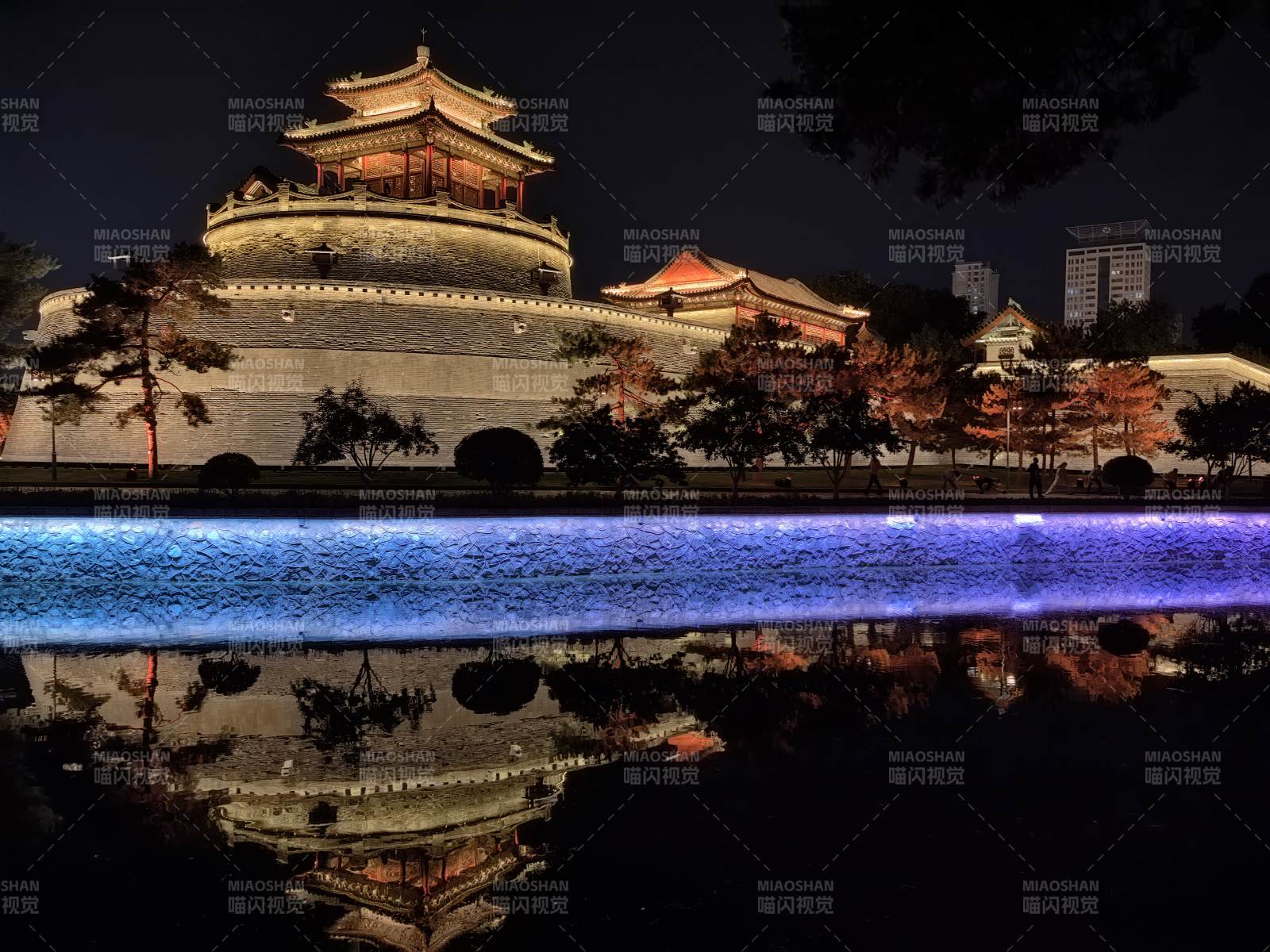 夜景中的古建筑與湖光