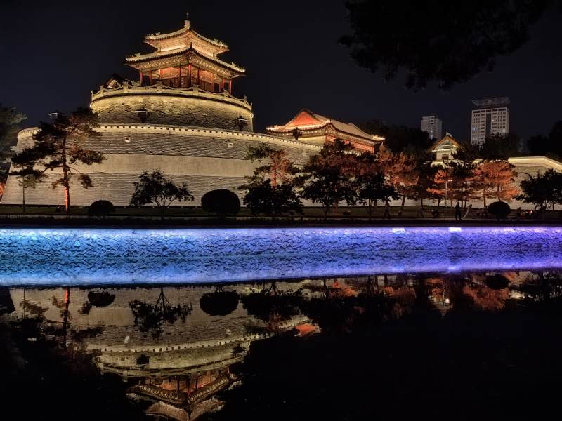 夜景中的古建筑與湖光