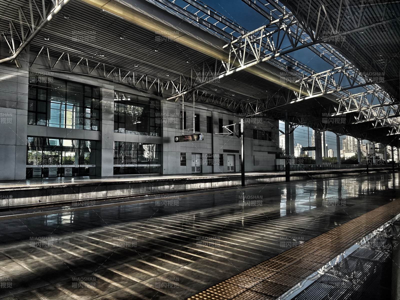上海火車站空曠的車站平臺