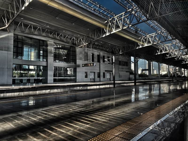 上海火車站空曠的車站平臺