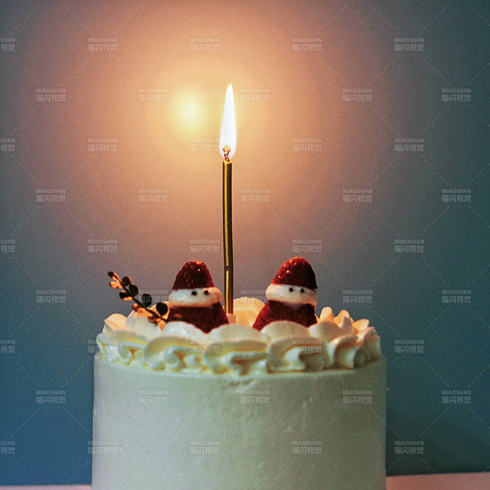 圣誕蛋糕上的燭光溫暖