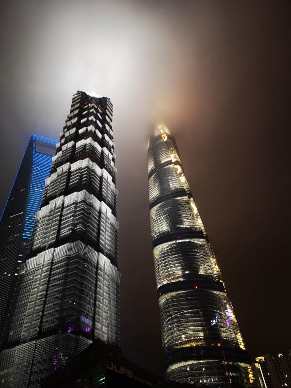 夜幕下的摩天大樓群影