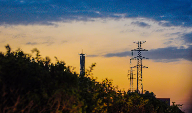 夕陽下的電塔剪影