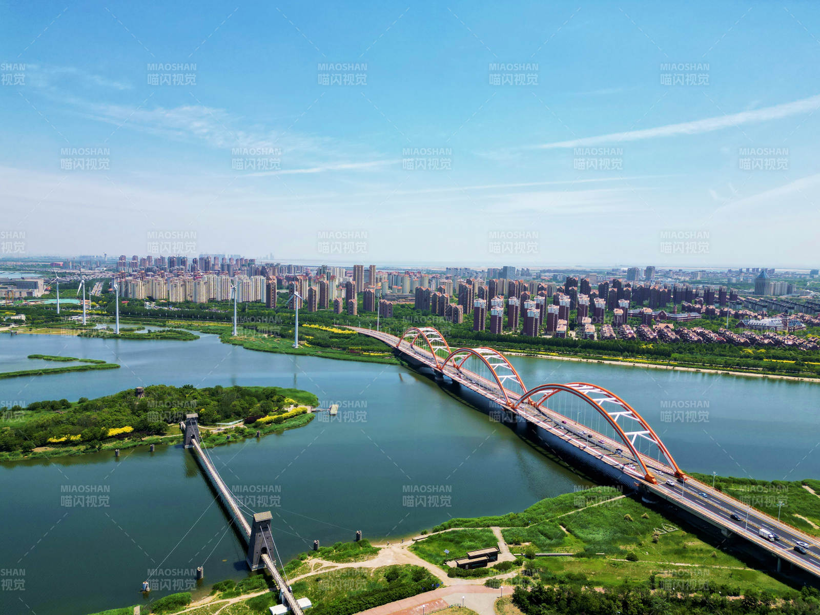 城市橋梁與綠洲風光
