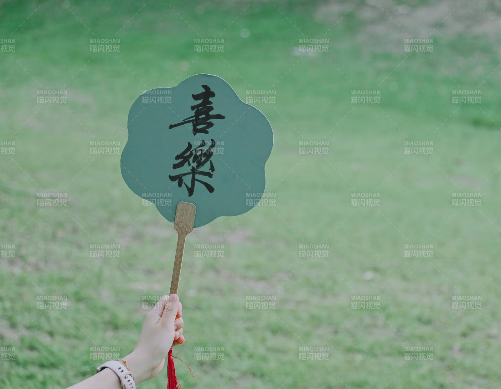 手持團扇 喜樂相伴