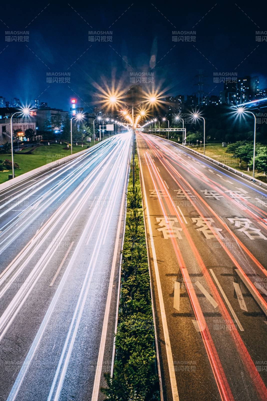 夜景高速車流光影軌跡
