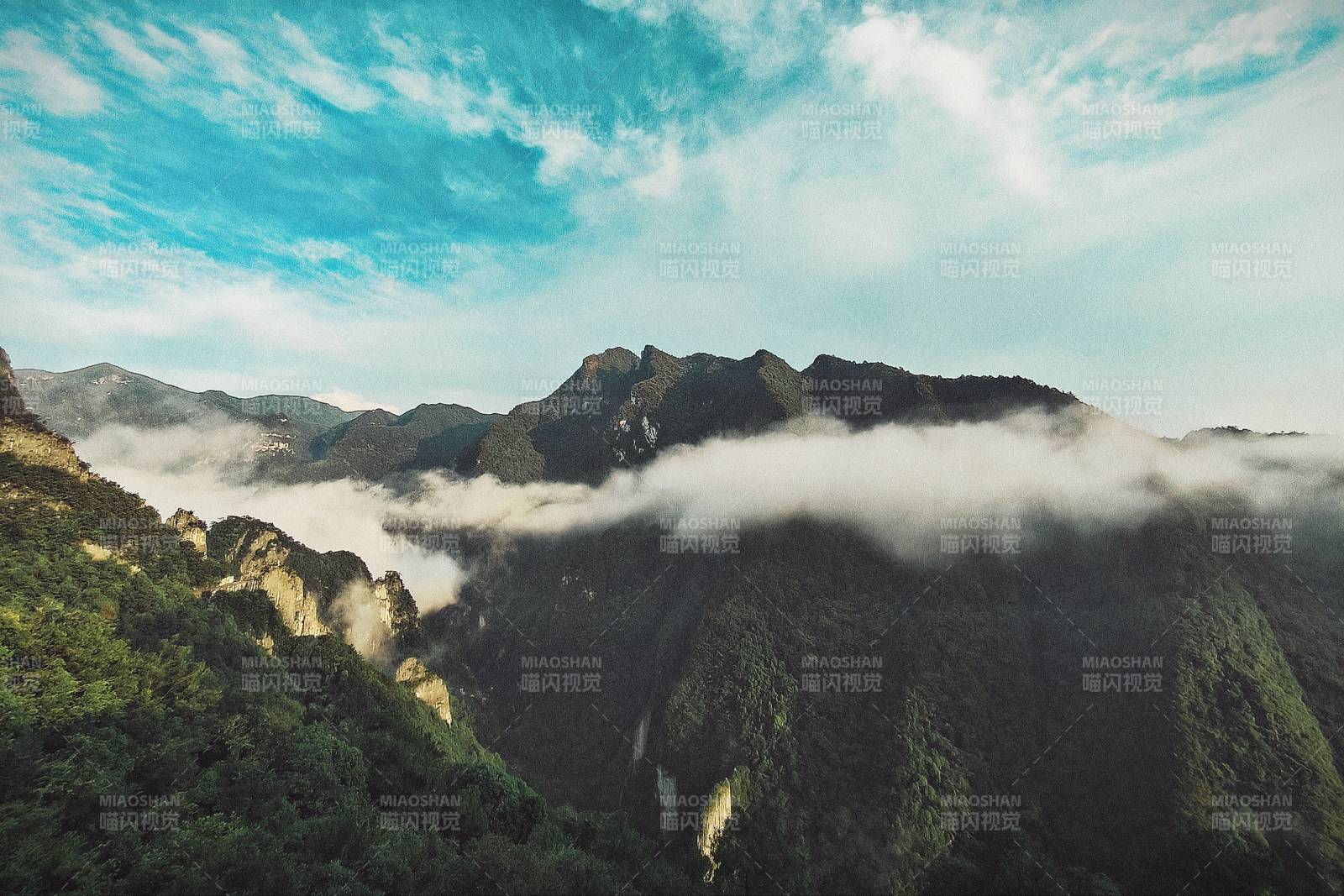 云海繚繞山巒間
