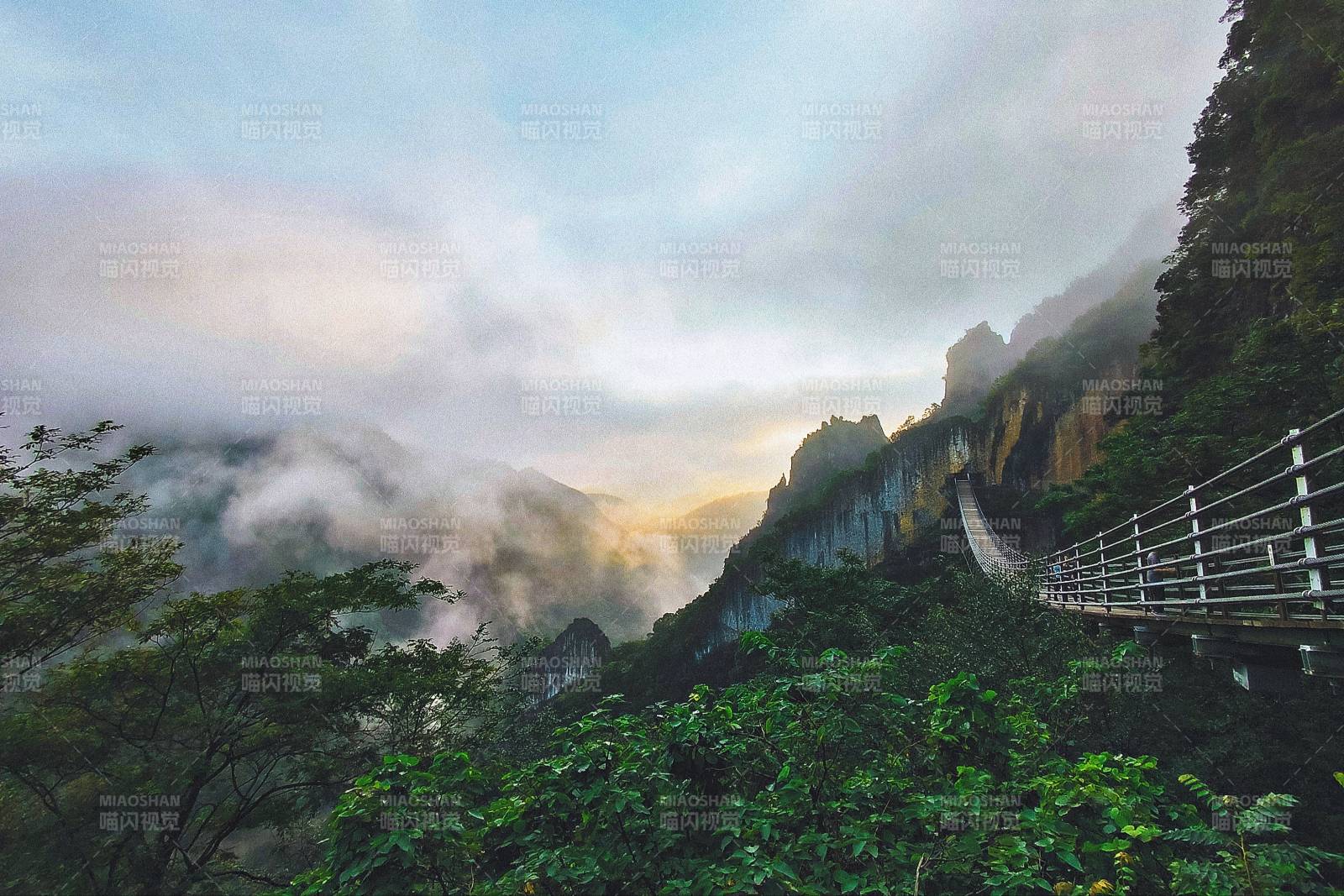 云霧繚繞山間棧道