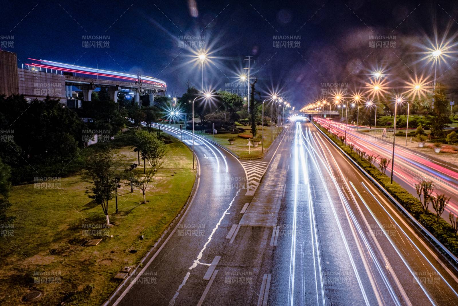 夜景高速車流光影圖
