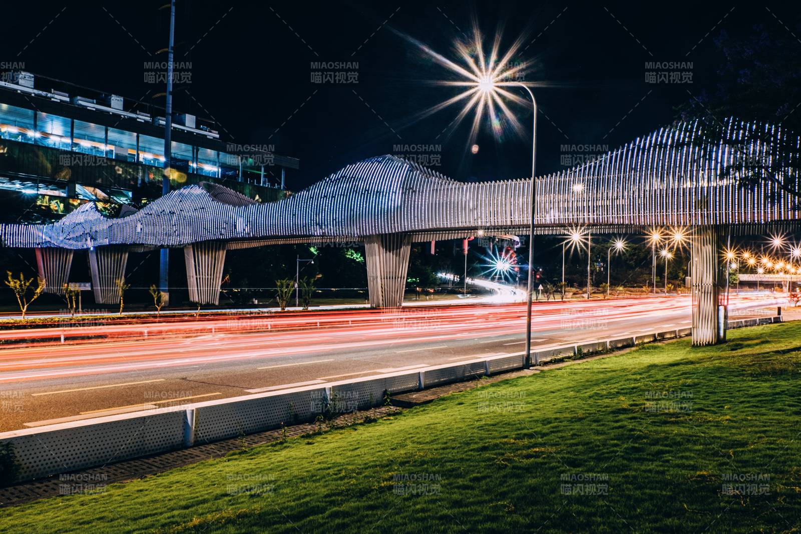 夜景中的城市橋梁與車流