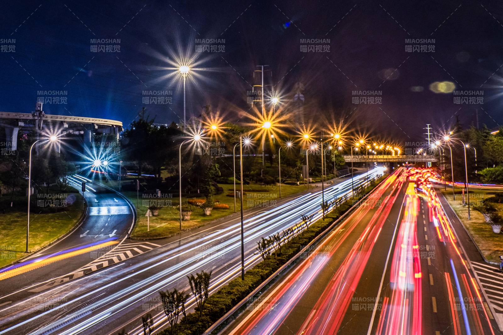 夜景高速車流光影圖