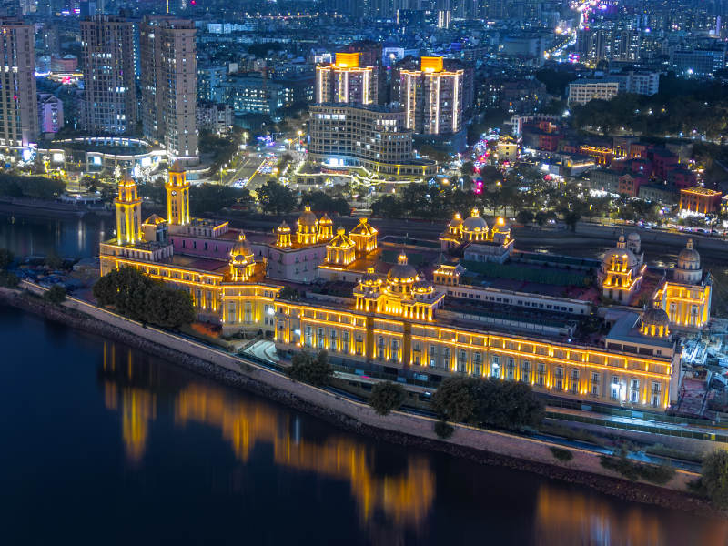 福州中洲島夜景中的輝煌建筑群