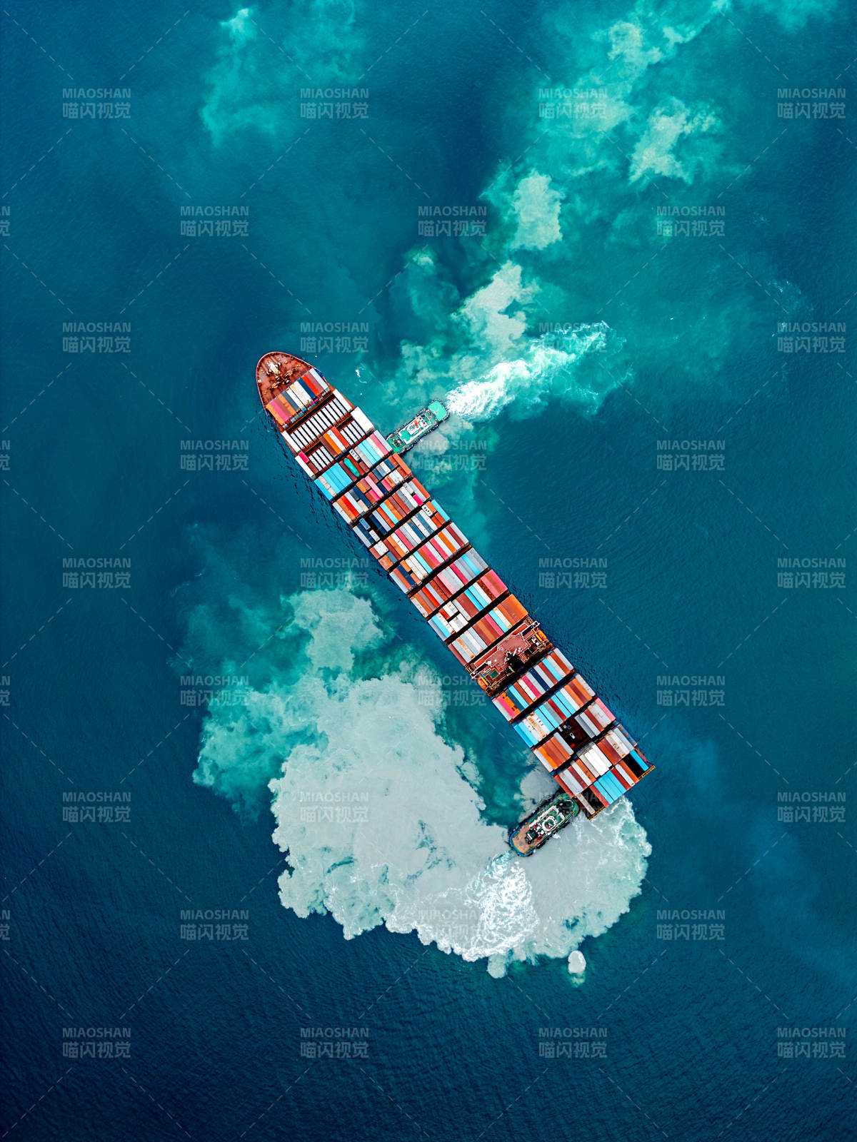 海上巨輪破浪前行