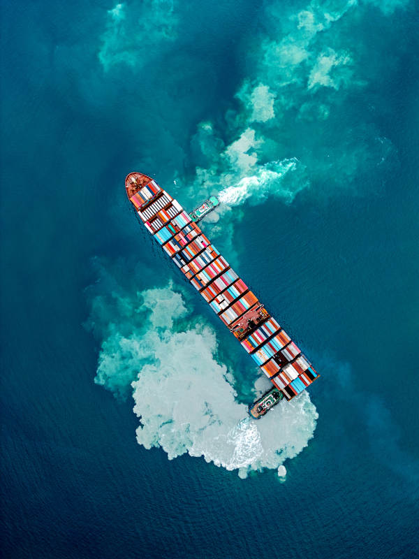 海上巨輪破浪前行
