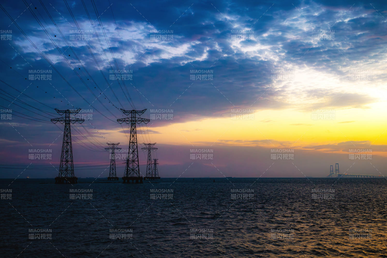 海上日落與電力塔影