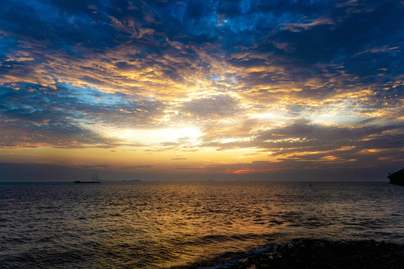夕陽映海 云霞斑斕