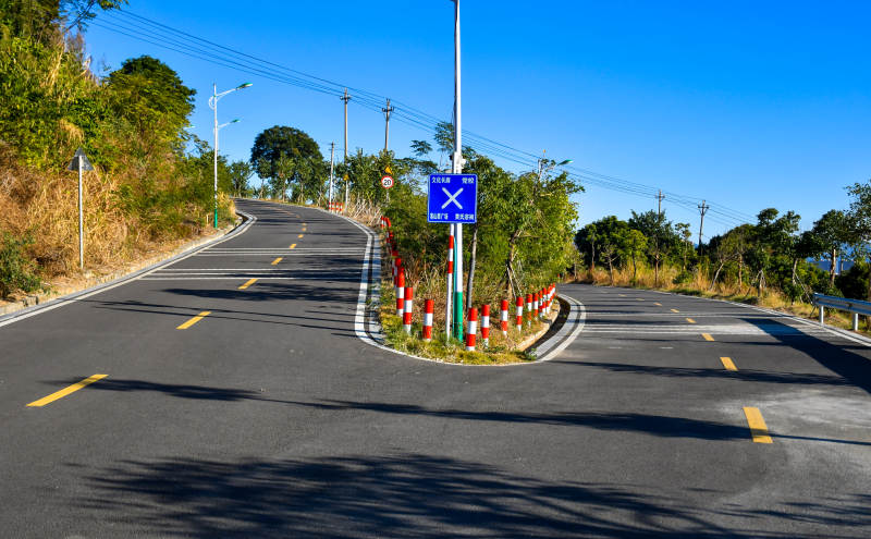 鄉村公路交叉口風景