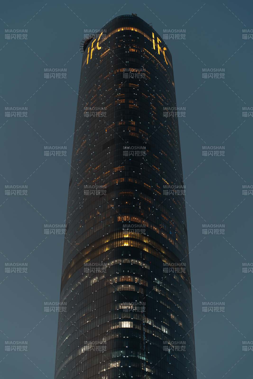夜幕下的廣州IFC摩天大樓