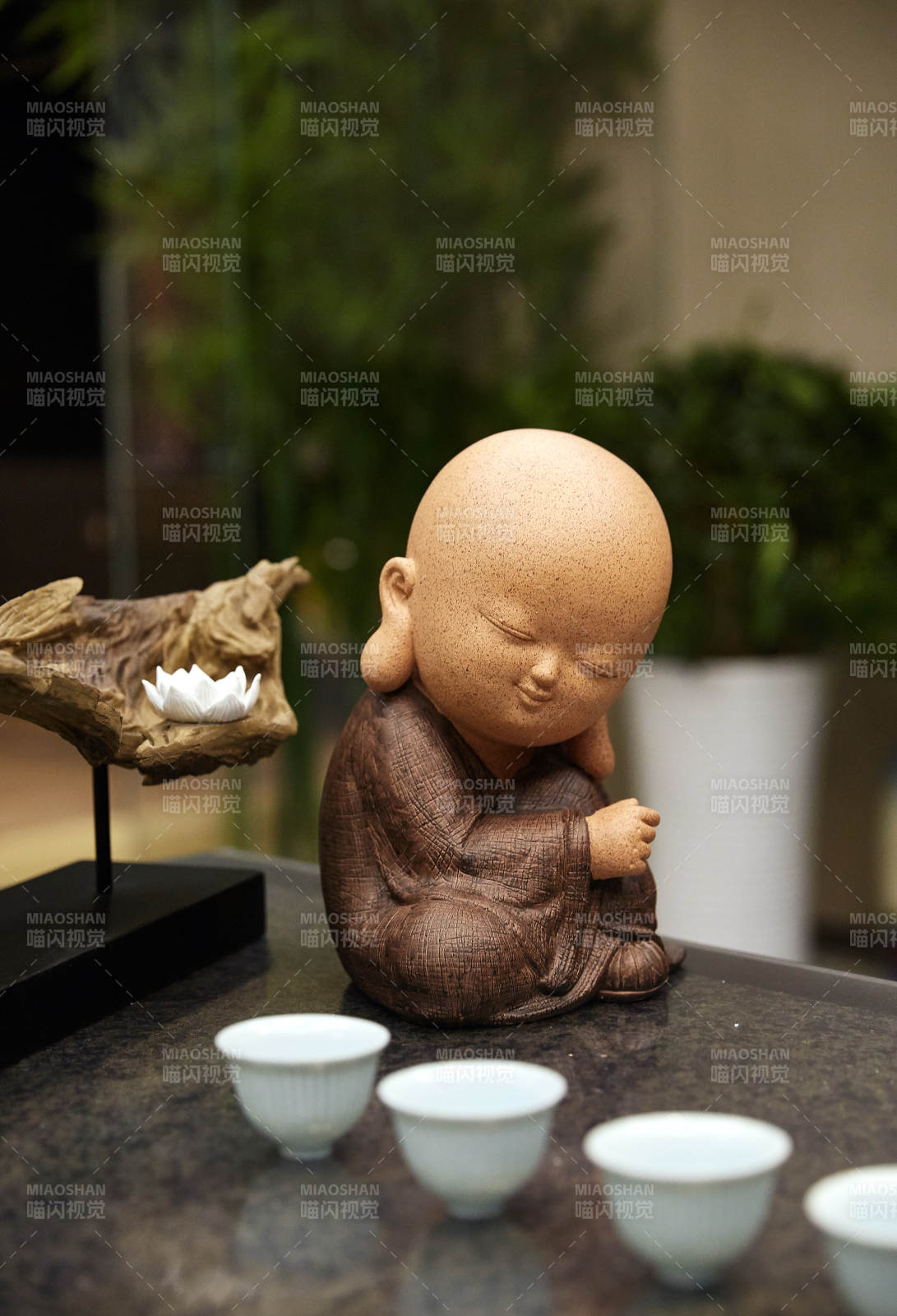 禪意小和尚與茶杯靜景
