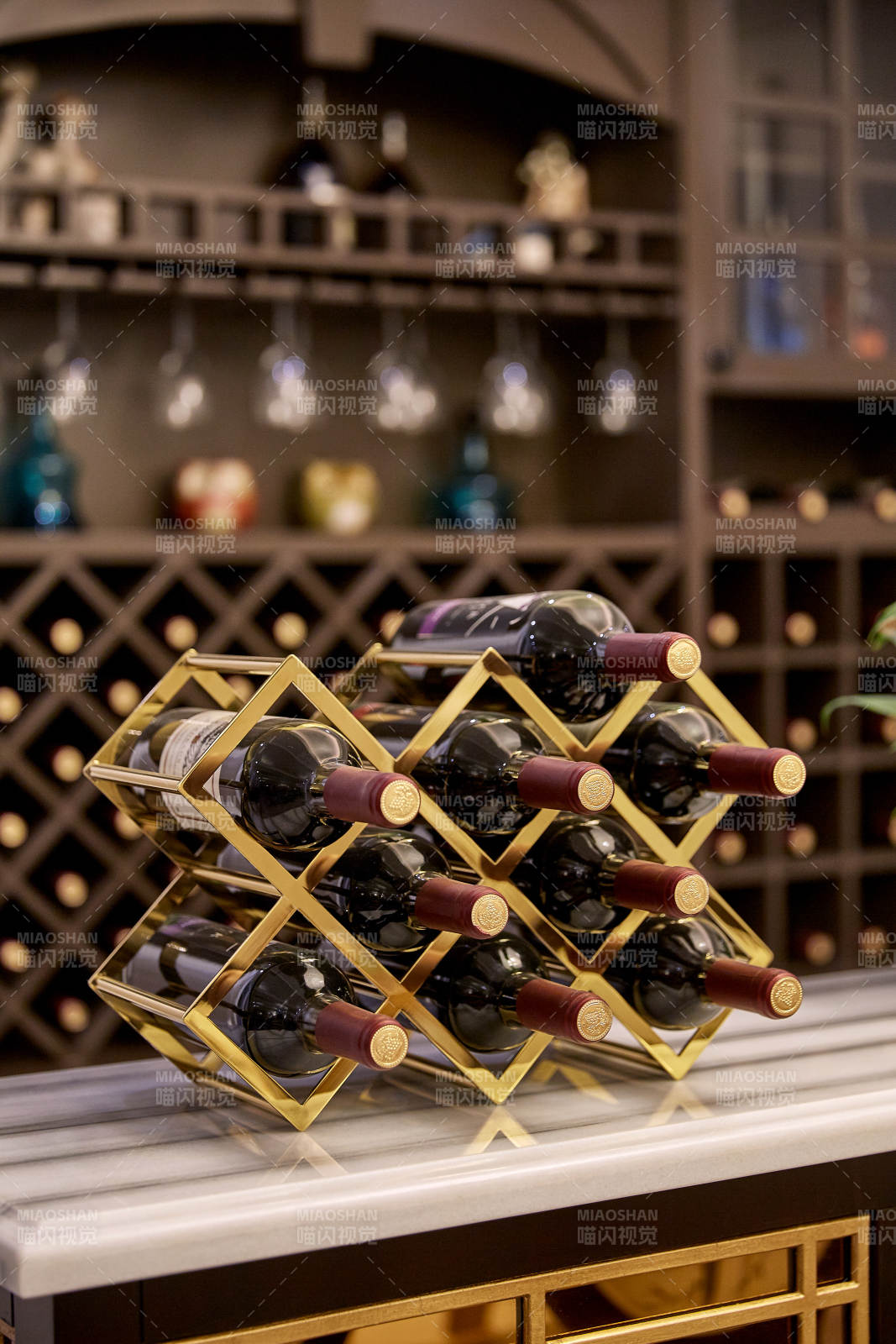 金色酒架上的紅酒展示