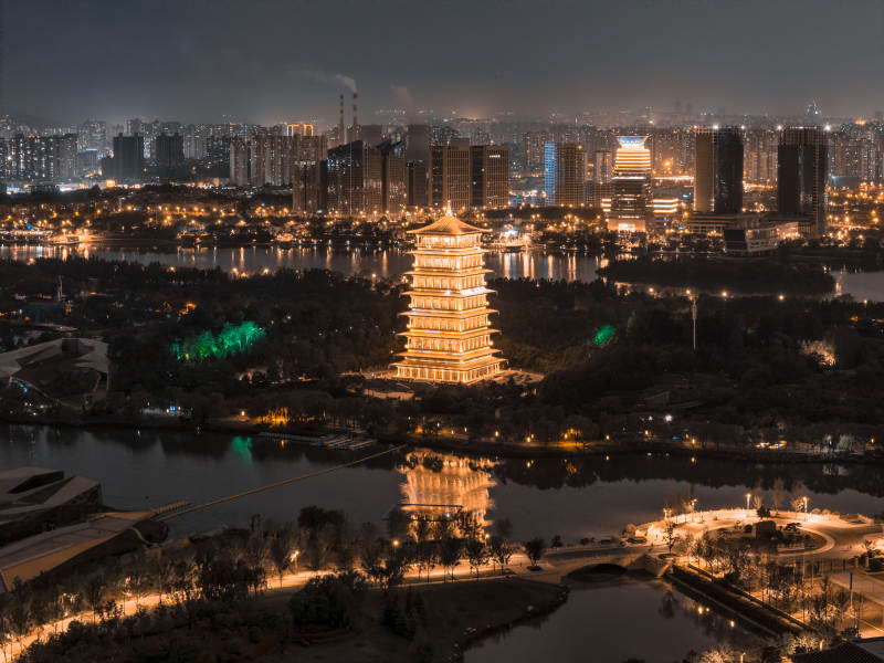 夜景中的古塔與城市燈火-長安塔