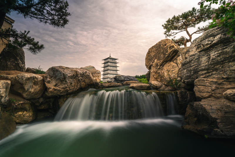 山水塔影 瀑布流韻