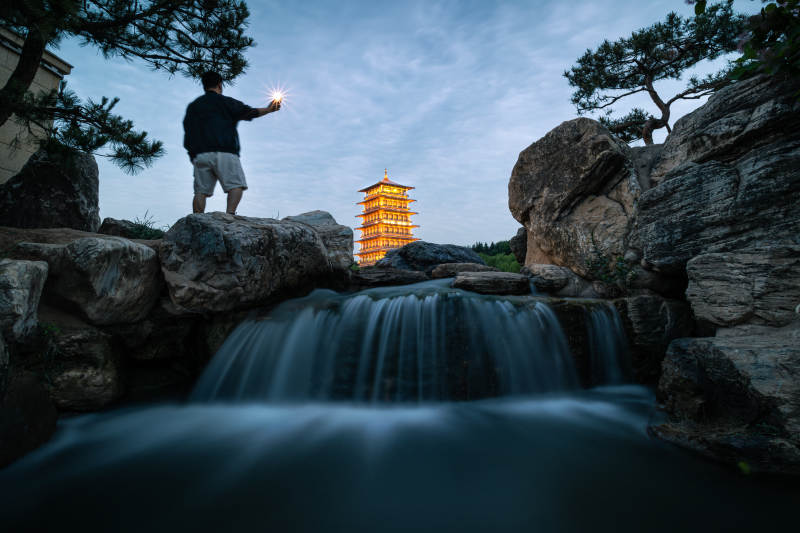 山間瀑布與古塔夜景