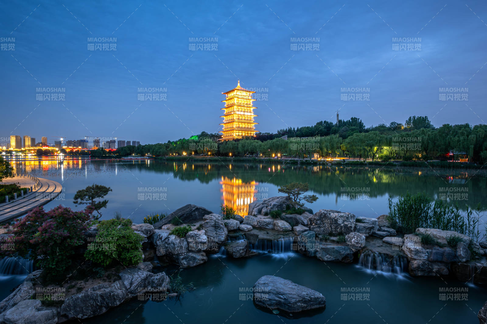 夜色中的古塔與湖景