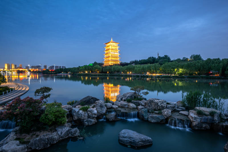 夜色中的古塔與湖景