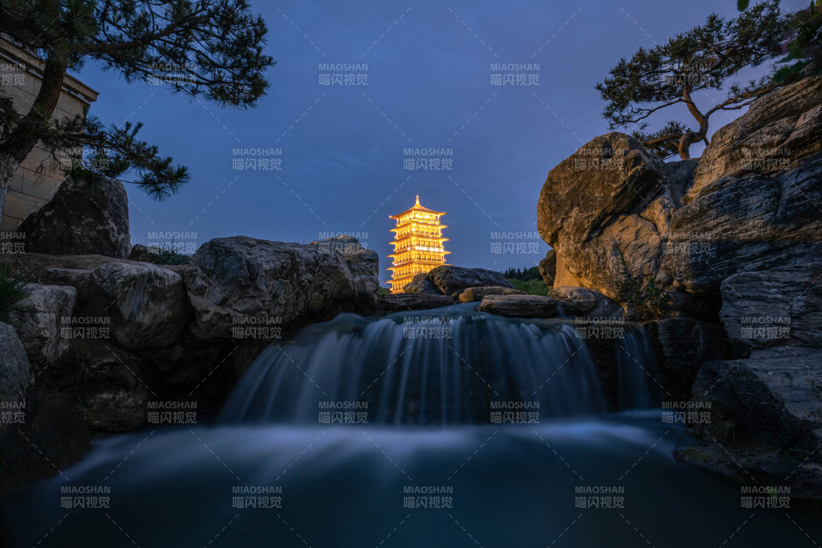 夜色中的古塔與瀑布