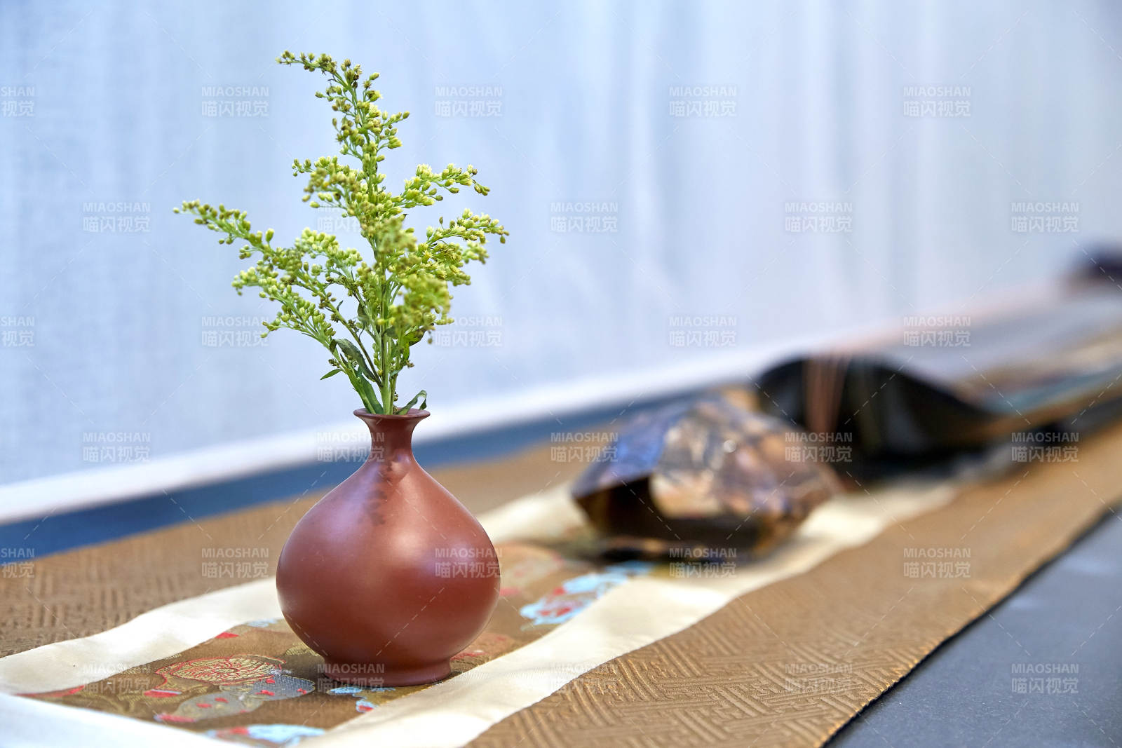 簡約花瓶與布藝裝飾